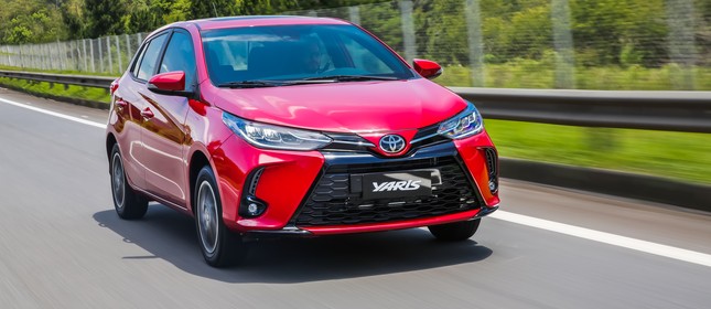 Toyota Yaris 2023, hatch e sedã