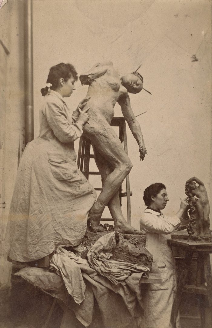 Camille Claudel e Jessie Lipscomb trabalhando num estúdio em Paris, em 1887. (Foto: Reprodução)