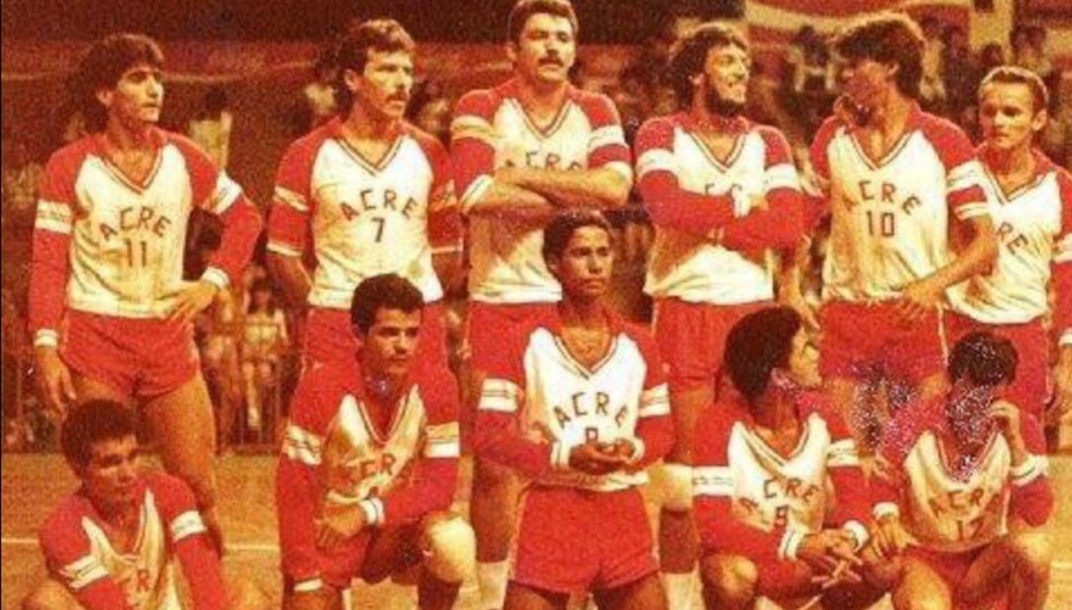 Zé Carlos (agachado ao centro), quando atuava na seleção acreana de vôlei — Foto: Arquivo Pessoal