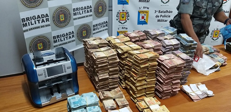 Dinheiro precisou passar por uma máquina de contar notas da Polícia Federal. — Foto: Brigada Militar/Divulgação