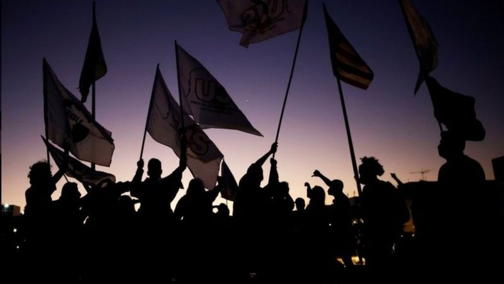 Protesto contra o presidente Jair Bolsonaro em Brasília, em junho; 72% dos brasileiros disseram em pesquisa acreditar que a sociedade do país está "falida" — Foto: Reuters