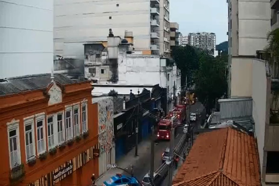 Bombeiros trabalham para apagar as chamas na Rua General Severiano