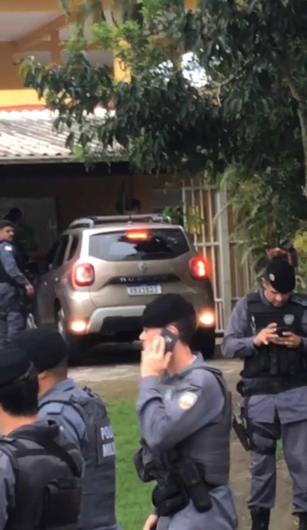 Carro que teria sido usado pelo suspeito para realizar os ataques também foi apreendido pela polícia — Foto: Reprodução