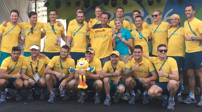 Eduardo Paes com a delegação australiana na Vila Olímpica (Foto: Tiago Leme)