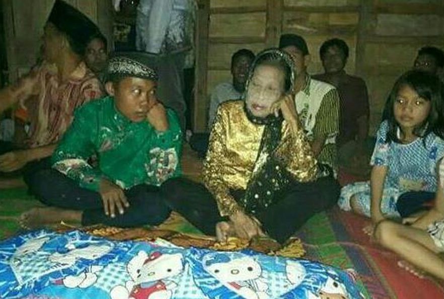 Rohaya e Selamat Riayadi se casam na Indonésia