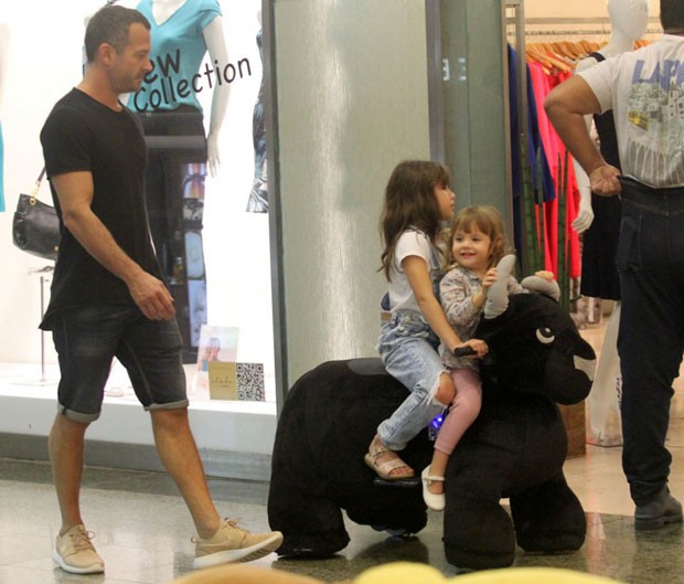 Malvino acompanha Sofia e Ayra nos corredores do shopping (Foto: AgNews / J. Humberto)