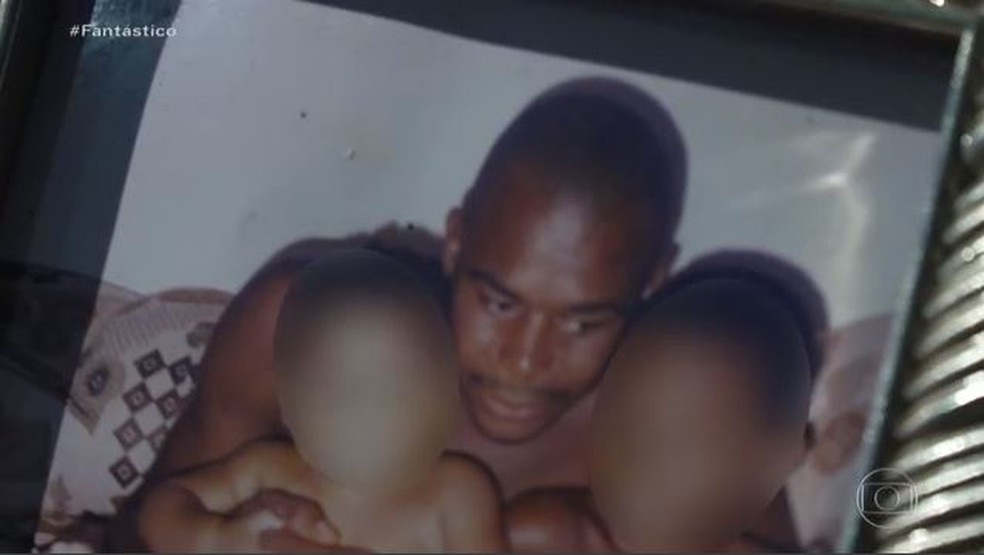Anderson com os 2 filhos: viúva falou que moradores disseram que ele foi executado — Foto: Reprodução/TV Globo