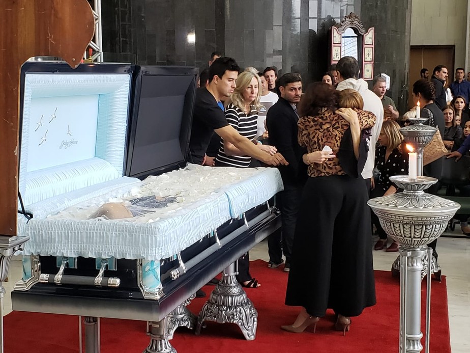Parentes Amigos E Fas De Gugu Liberato Se Despedem Do Apresentador Em Velorio Na Assembleia De Sp Sao Paulo G1
