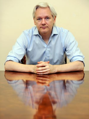 O fundador do WikiLeaks, Julian Assange, em foto desta terça-feira (18) na embaixada do Equador em Londres (Foto: Anthony Devlin/AFP)