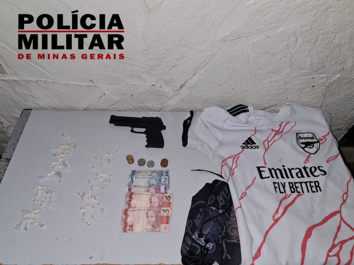 Adolescentes são detidos com drogas e réplica de arma após assalto a sacolão em Montes Claros