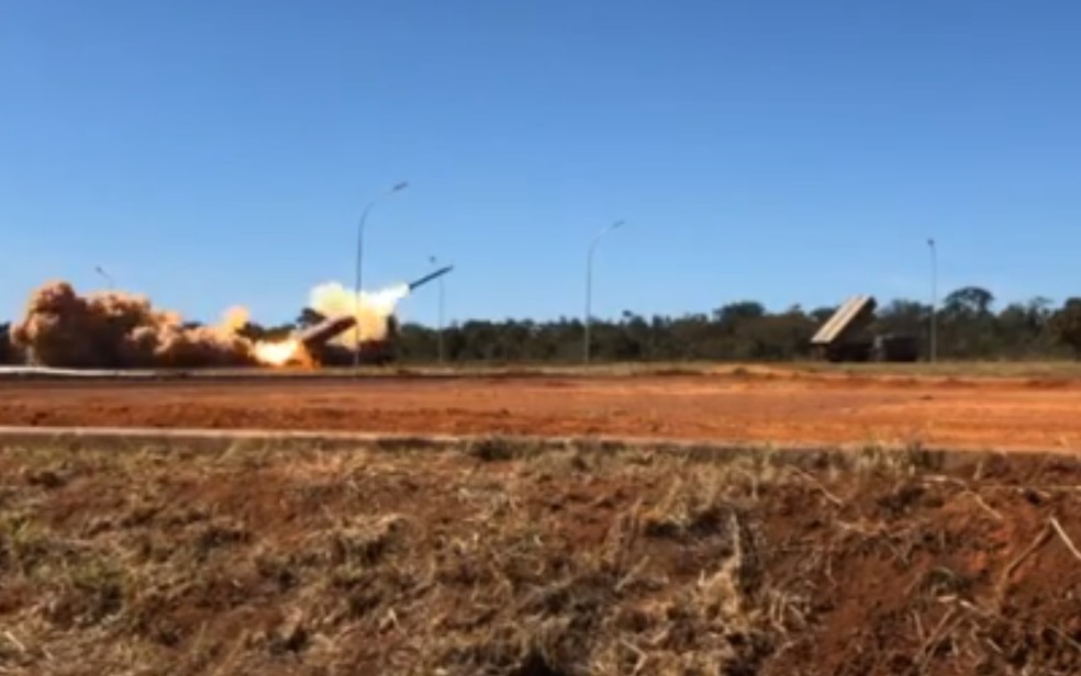 Disparo dentro do Forte Santa Bárvara em Formosa Goiás Comando de Artilharia do Exército — Foto: Reprodução/Instagram