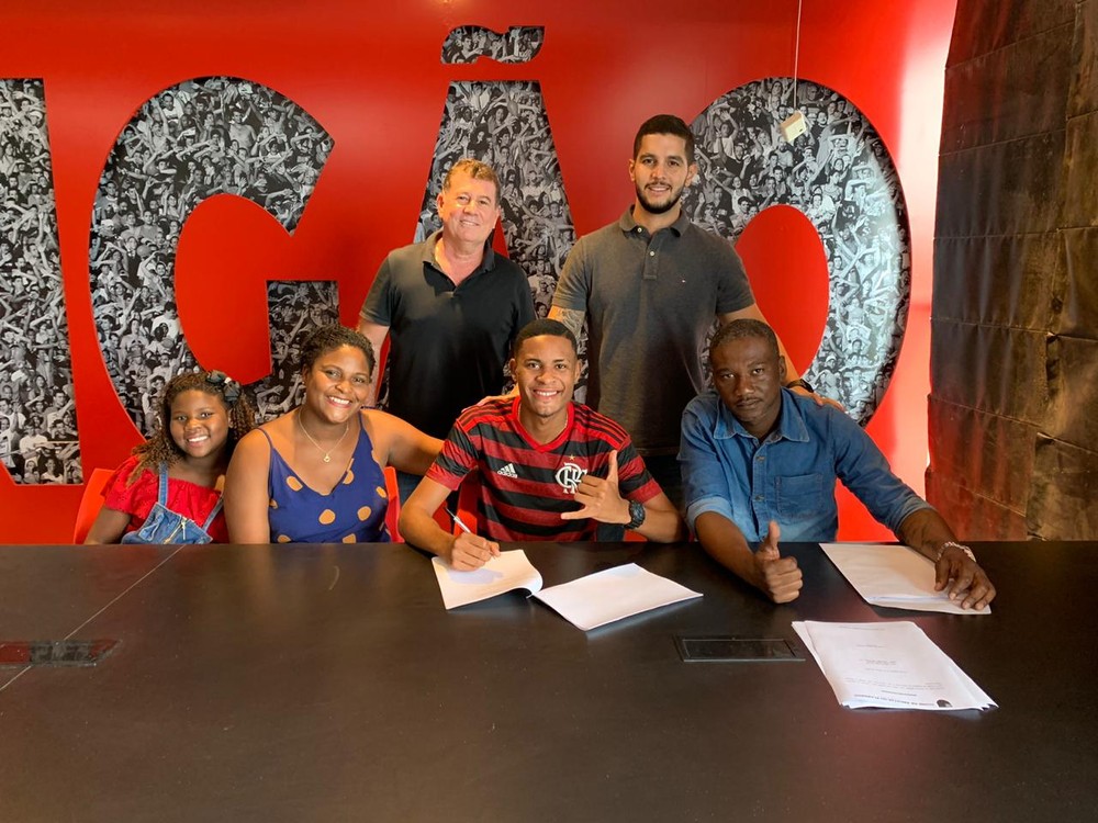 Flamengo renova contrato com Caio Roque, lateral do sub-20, até 2024; multa é de R 348 milhões