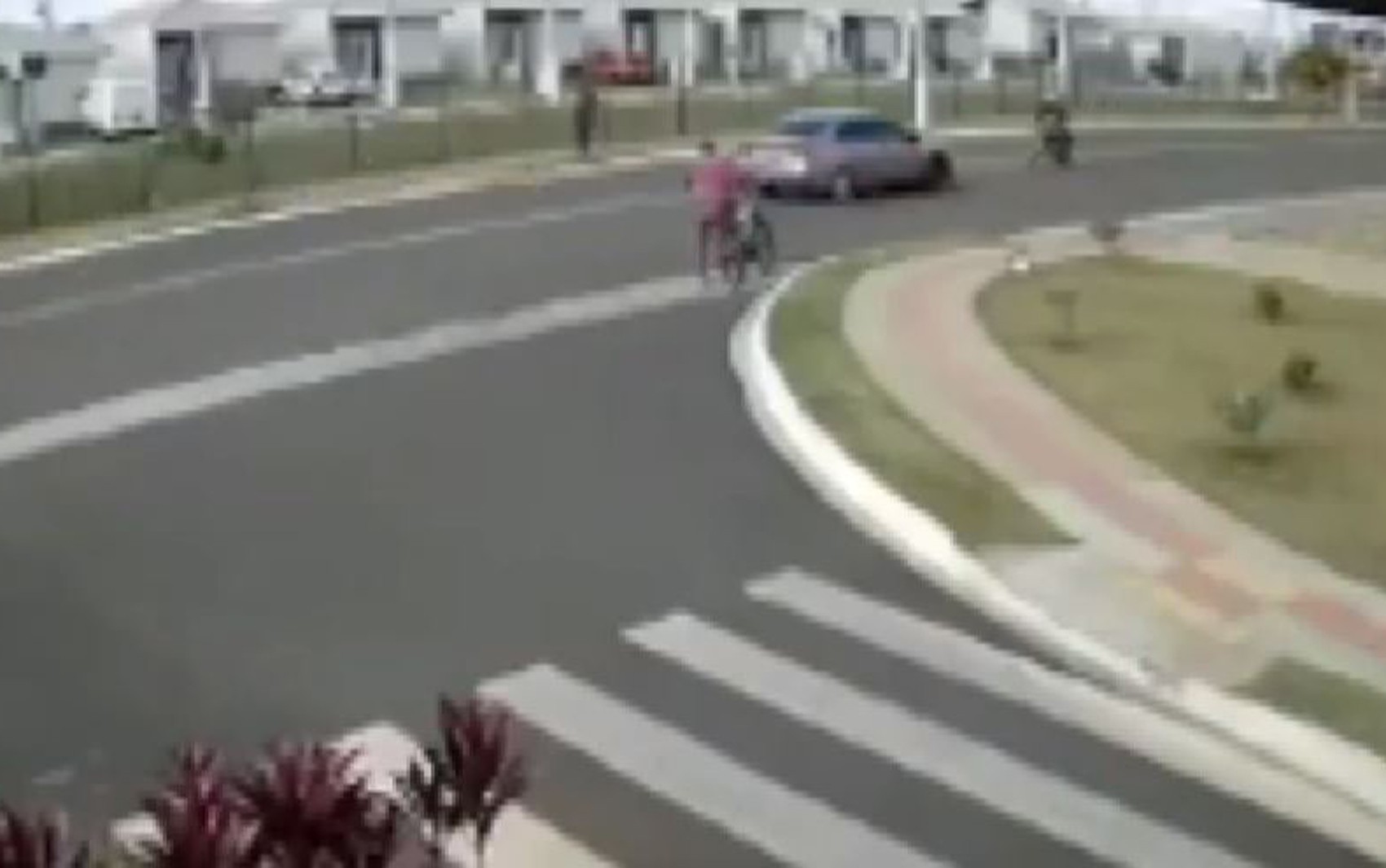 Vídeo mostra motociclista atingido na porta de casa por carro em Franca, SP