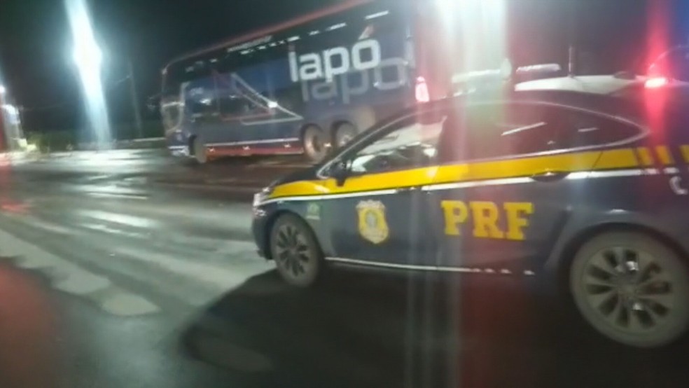 PRF intercepta ônibus que participou de atos golpistas em Brasília.  — Foto: TV Globo