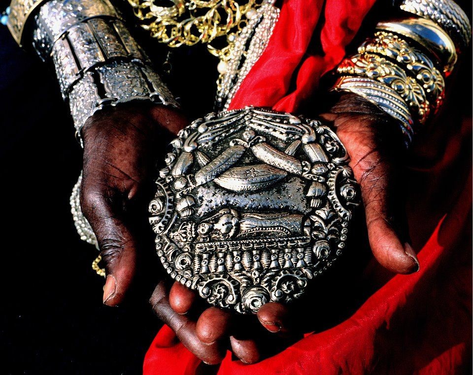 Medalhão da Irmandade da Boa Morte nas mãos de Mãe Filhinha (1904-2014) (Foto: Divulgação)
