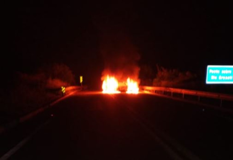 Um carro foi incendiado e abandonado pelos criminosos em uma via que dá acesso a Amontada. — Foto: Arquivo pessoal