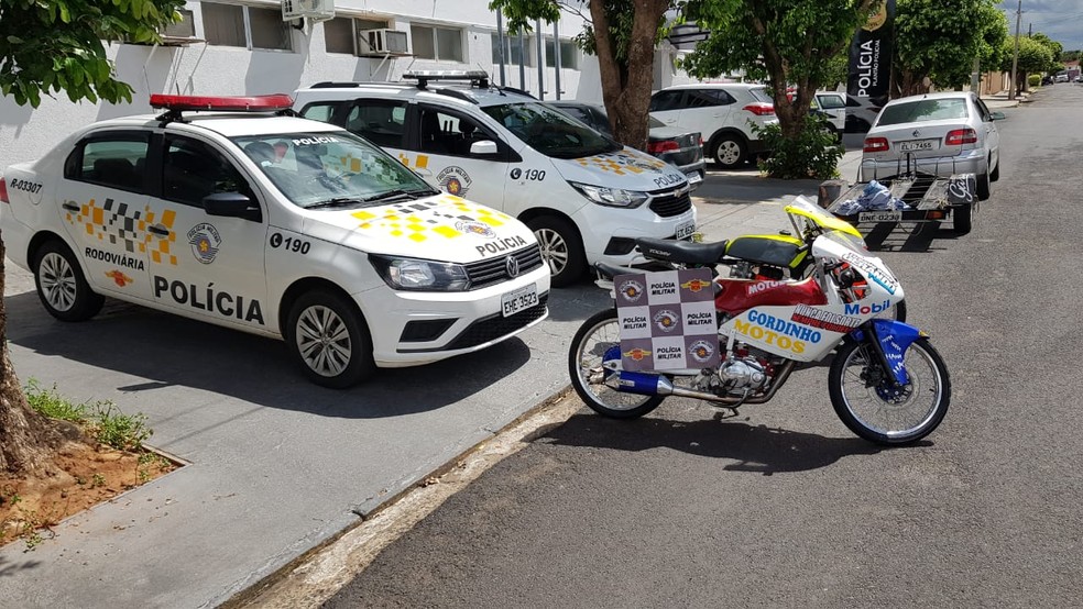 Motos foram apreendidas pela Polícia Rodoviária após racha na Rodovia Washington Luiz, em Catanduva — Foto: Polícia Rodoviária/Divulgação