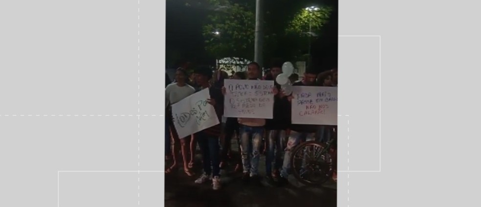 Manifestantes pedem justiça por jovem agredido em Itapetinga — Foto: Reprodução/Redes sociais 