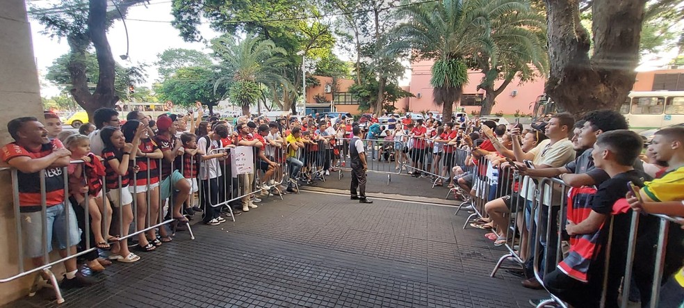 Torcedores do Flamengo aguardam delega&ccedil;&atilde;o no hotel da concentra&ccedil;&atilde;o em Maring&aacute; &mdash; Foto: Fred Gomes / ge