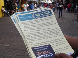 panfleto distribuido em ato em Uberaba (Foto: Alex Rocha/G1)