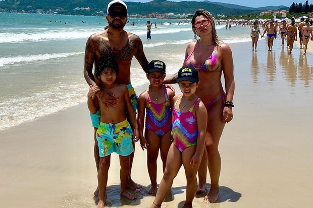 Dani Souza combina look com filhas em dia de praia com Dentinho (Foto: Reprodução/Instagram)