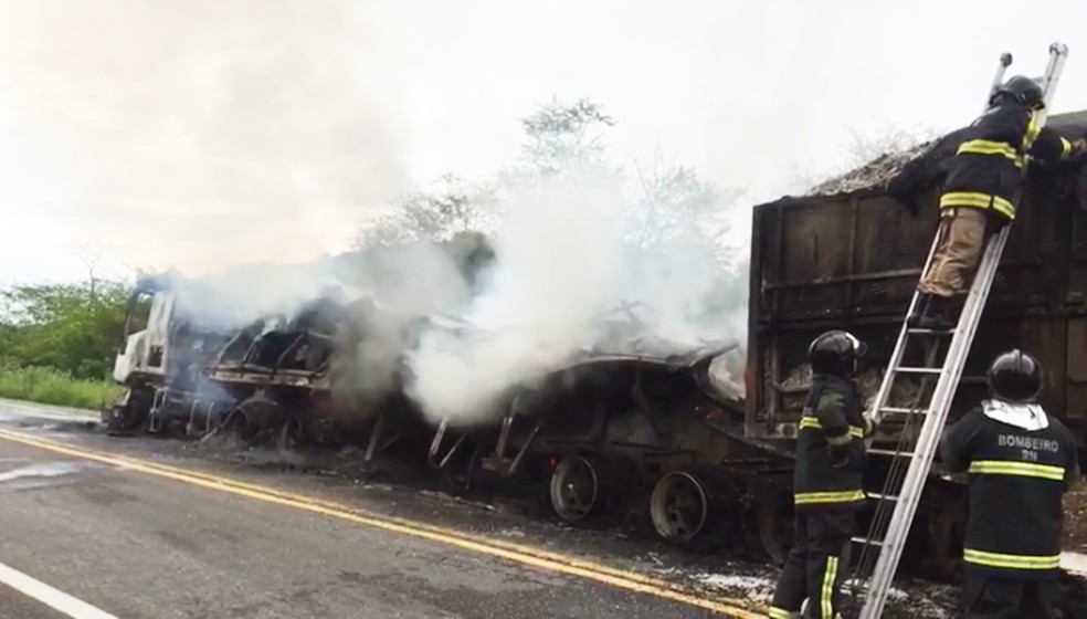 O Corpo de Bombeiros foi acionado para apagar o fogo. A carga de uma das carrocerias, no entanto, foi praticamente toda ela destruída — Foto: Redes sociais 