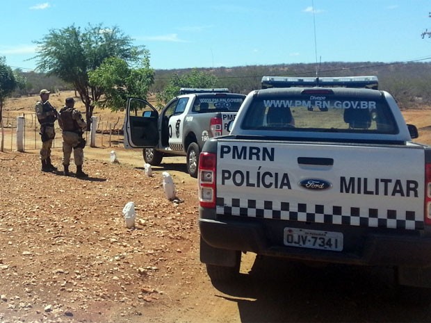 Polícia mantém cerco na zona rural de Lajes desde este domingo (5) (Foto: Jorge Talmon/Inter TV Cabugi)