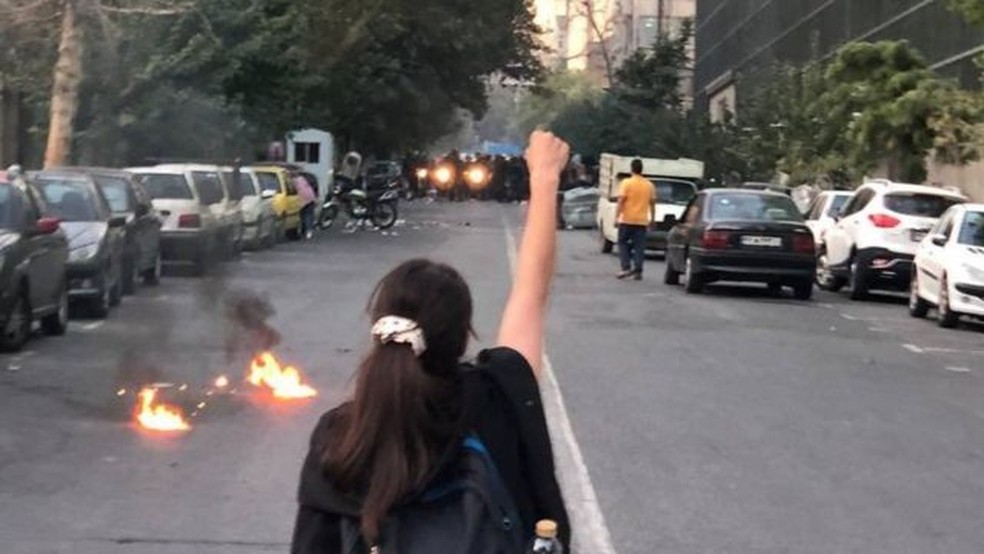 Protestos em massa vêm varrendo o Irã por quase um mês após morte de jovem por violar rígidas regras do uso do véu islâmico, o hijab — Foto: Twitter via BBC