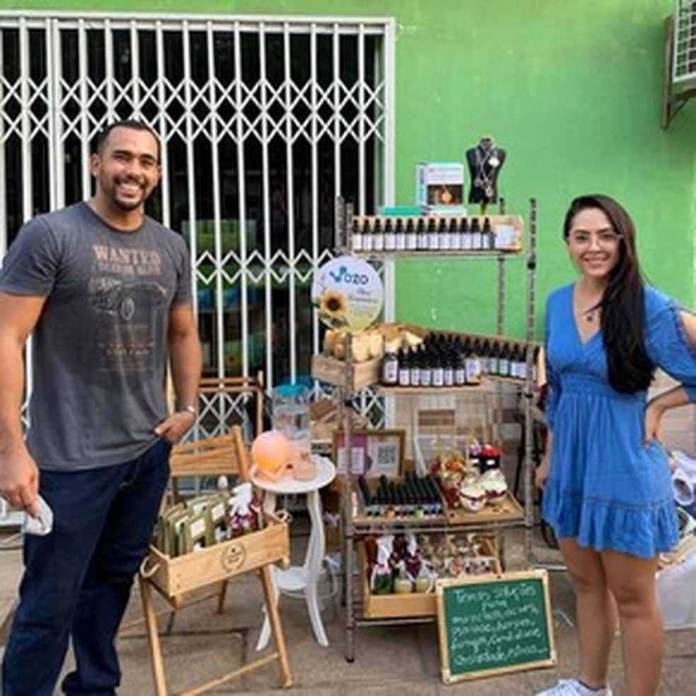 Jéssica e o marido e sócio, Carlos Eduardo, em uma das feiras livres que participaram para expor seus produtos — Foto: Arquivo pessoal