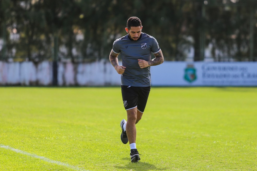 Leandro Carvalho em treino desta segunda-feira (22) — Foto: Felipe Santos/Ceará