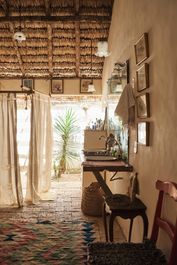 Sem portas nem janelas, moradora transforma bar em casa no Piauí (Foto: Ilana Bessler)