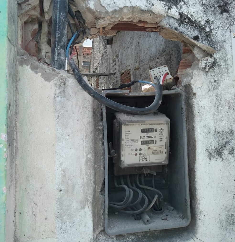 Segundo a Celpe, as ligações clandestinas eram feitas antes dos medidores de energia elétrica — Foto: Polícia Civil/Divulgação
