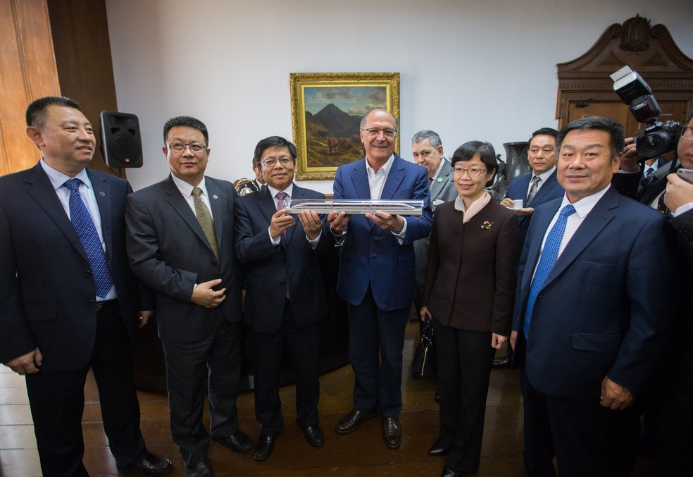 O governador de SP, Geraldo Alckmin, com a comitiva chinesa responsável pela fabricação dos novos trens (Foto: Divulgação)