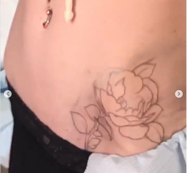 A modelo Ireland Baldwin mostrando a tatuagem em seu quadril  (Foto: Instagram)