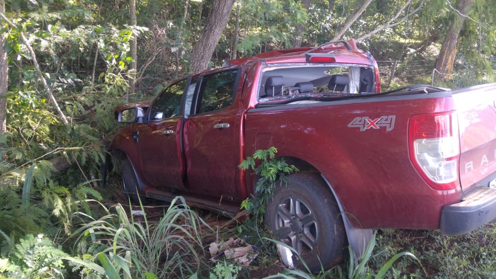 Mãe e filha morreram em acidente após caminhonete sair da pista e bater em árvore na BR-174 em Glória D'Oestw — Foto: Polícia Rodoviária Federal de Mato Grosso/Assessoria
