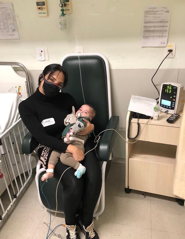 Mayara Motti com o filho Benício no hospital (Foto: Reprodução/Instagram)