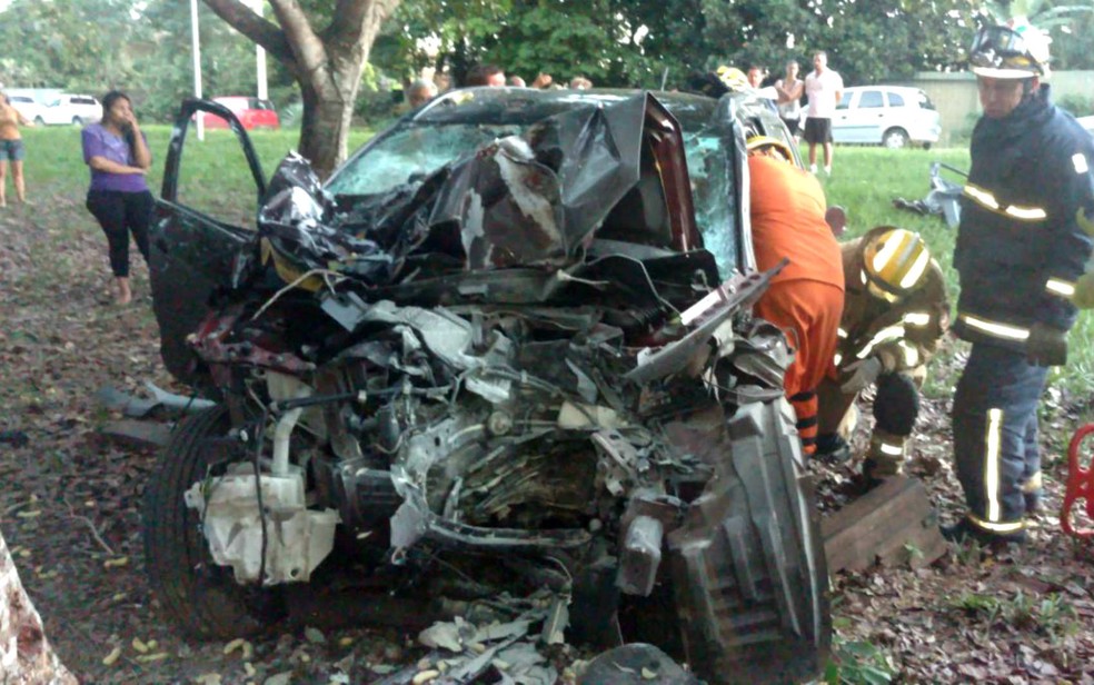 Parte dianteira do carro ficou destruda aps acidente que deixou dois mortos no Lago Norte, no DF (Foto: Corpo de Bombeiros do DF/Divulgao)
