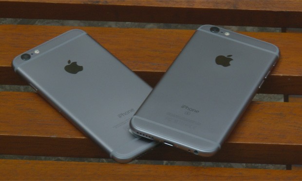 Irmãos gêmeos? iPhone 6S, à direita, só se diferencia da geração anterior pelo 'S' na traseira (Foto: G1)
