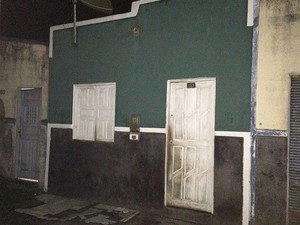 Imóvel onde homem matou esposa e filho de 7 meses, na cidade de Itajuípe, no sul da Bahia (Foto: Olga Amaral/Tv Santa Cruz)