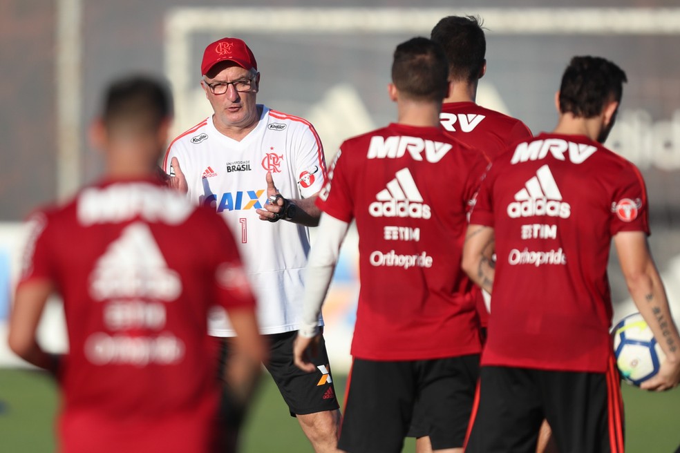 Dorival Junior passa orientações no treino da última terça, no Ninho do Urubu — Foto: Gilvand e Souza