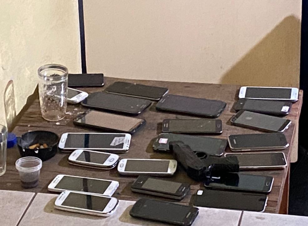 Operação em 29 de maio de 2022 apreendeu celulares e arma em ação contra falsos entregadores na Rua Guaianases — Foto: Divulgação/Polícia Civil