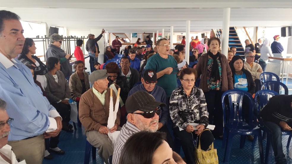 Fiéis católicos participam da Festa de Nossa Senhora dos Navegantes (Foto: Júnior Paschoalotto/TV Fronteira)