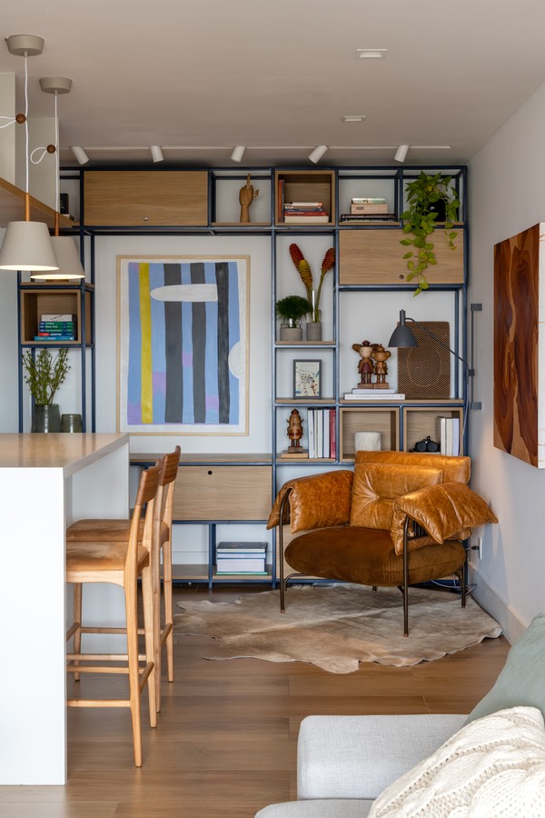 Apartamento de 90 m² tem ambientes integrados e décor marcado por madeira (Foto: André Nazareth)
