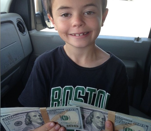 Aiden posa com o dinheiro que encontrou (Foto: Reprodução)