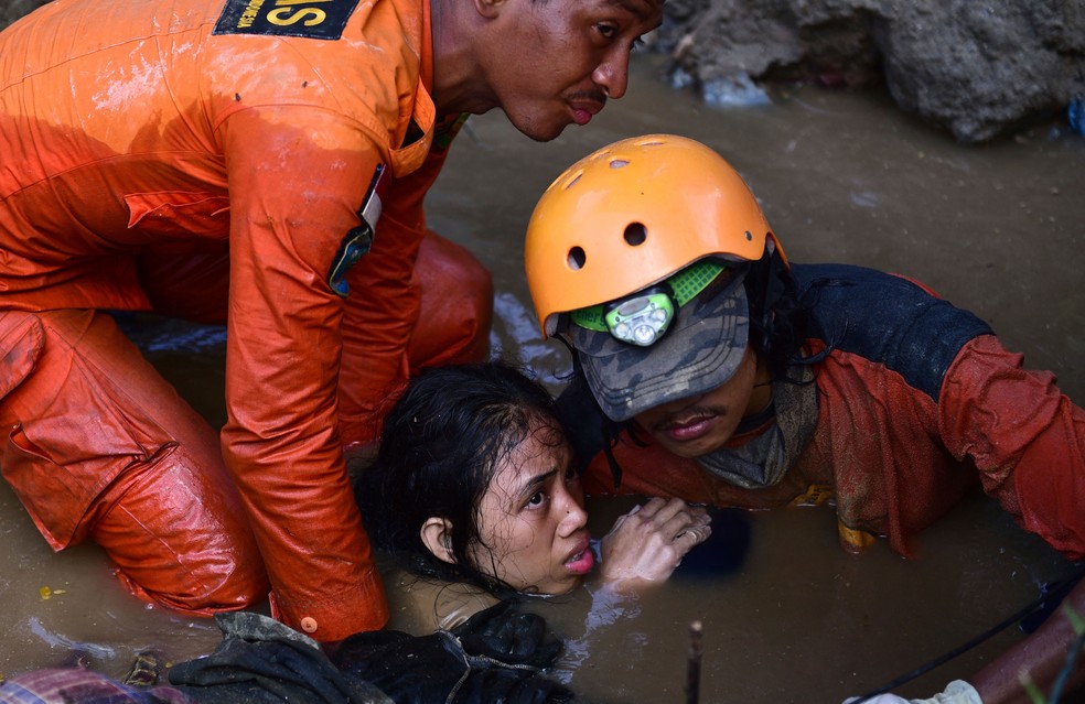 Resgate de adolescente que estava em sua casa atingida pelo terremoto e pelo tsunami em Palu, na ilha de Sulawesi, neste domingo (30)  — Foto: Arimacs Wilander/ AP