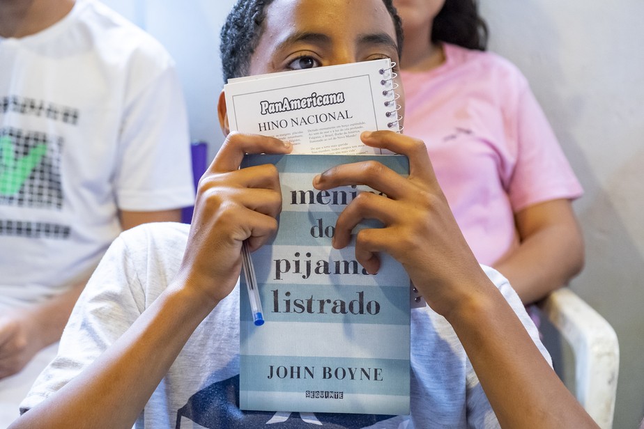 Jovens do Morro do Borel participam de projeto que incentiva a leitura