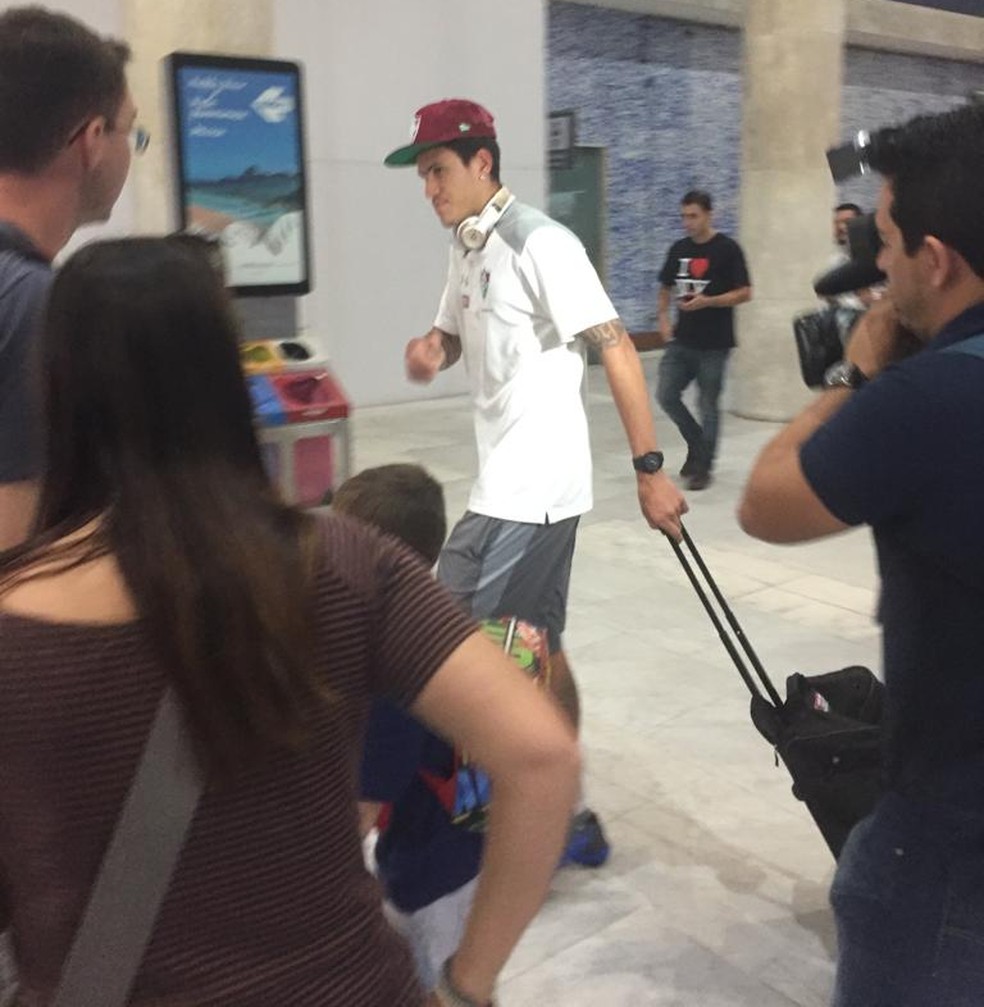 Pedro caminhou normalmente no desembarque do Flu (Foto: Felipe Siqueira)