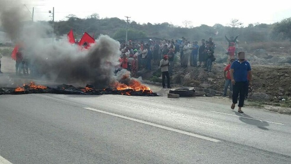 Manifestantes bloquearam a Rodovia BR-101 Norte, em Goiana, em Pernambuco (Foto: PRF/Divulgação)