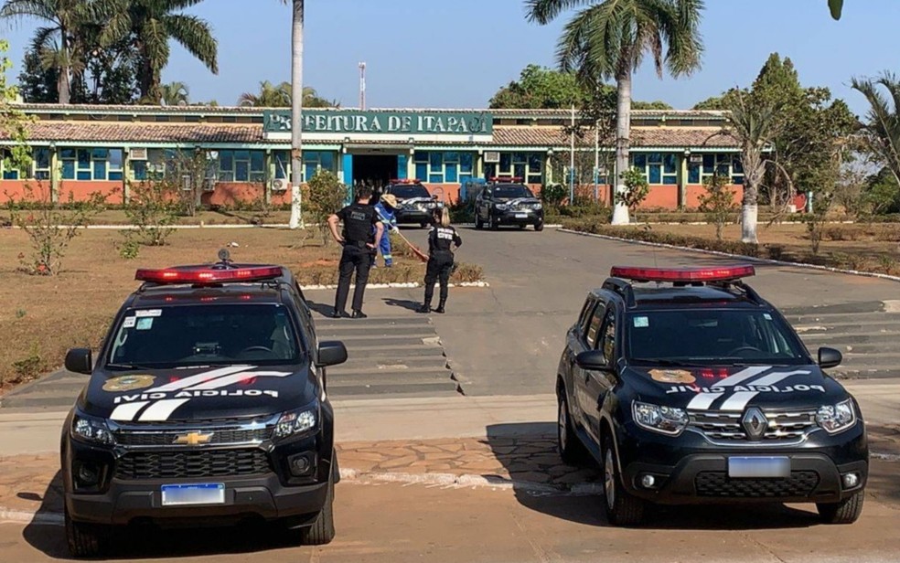 Policiais na porta da Prefeitura de Itapaci — Foto: Polícia Civil/Divulgação