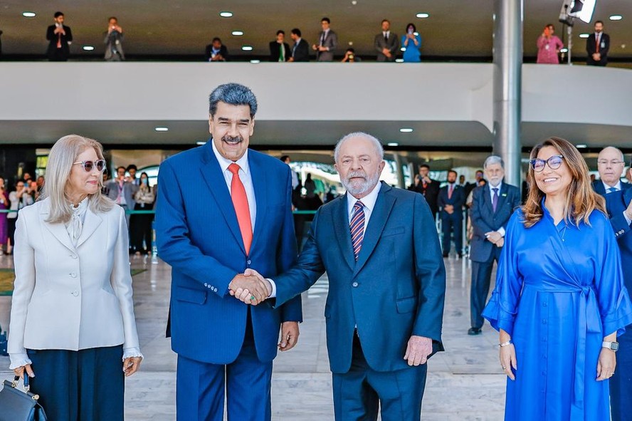 Presidente da Venezuela, Nicolás Maduro, cumprimenta o presidente do Brasil, Luiz Inácio Lula da Silva, ao lado das primeiras-damas Cilia Flores e Janja Lula da Silva